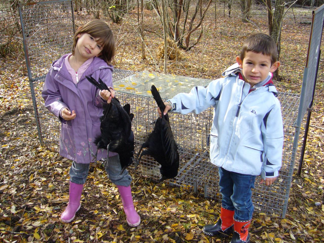 Petits enfants fiers de leur prise
