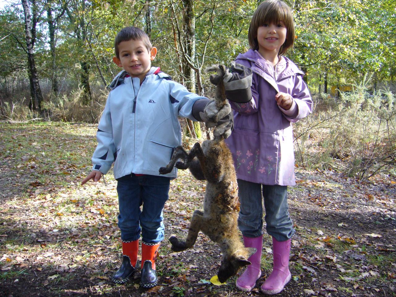 Petits enfants fiers de leur prise